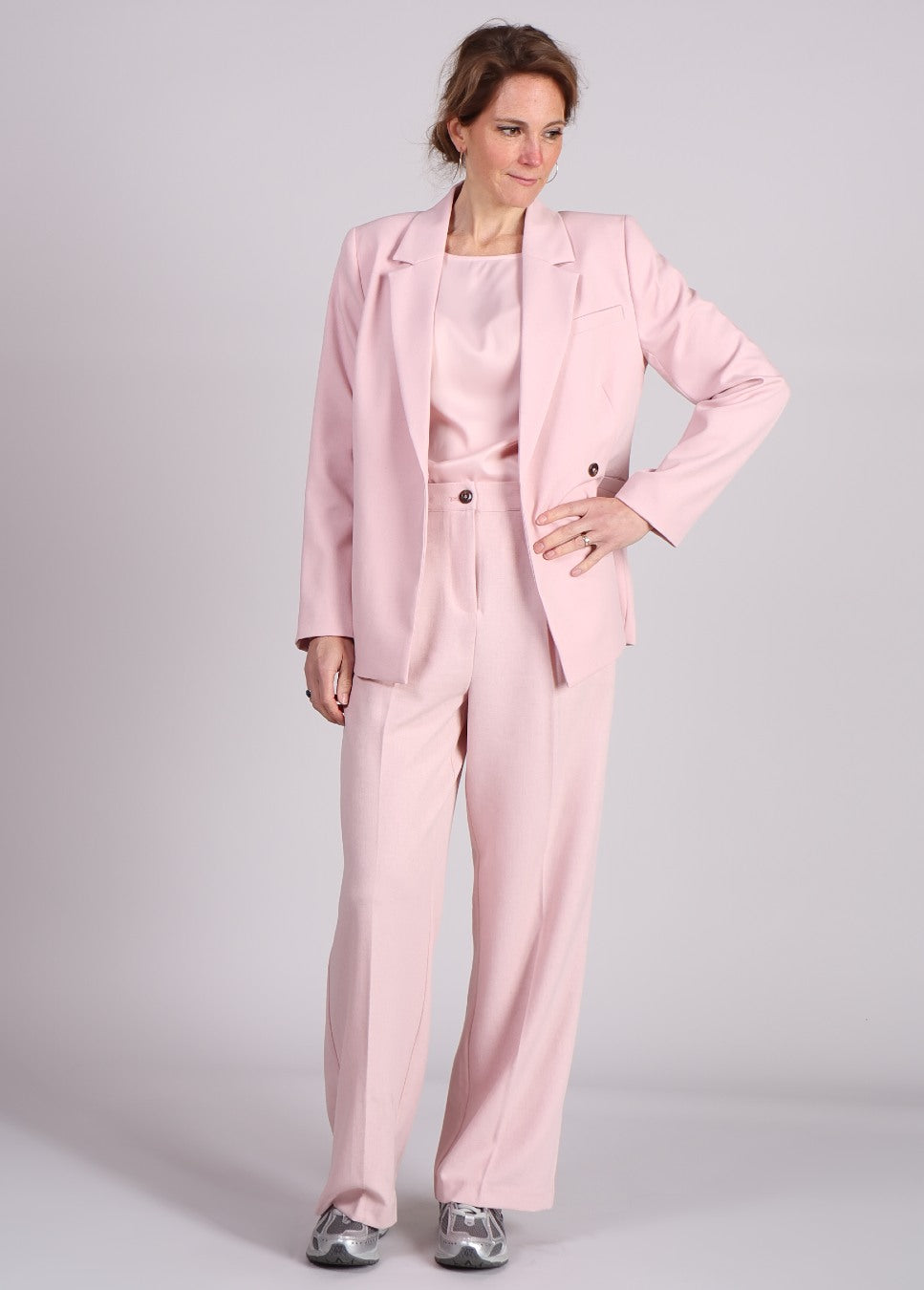 Modstrom MylaMD top roze gecombineerd met roze blazer en broek