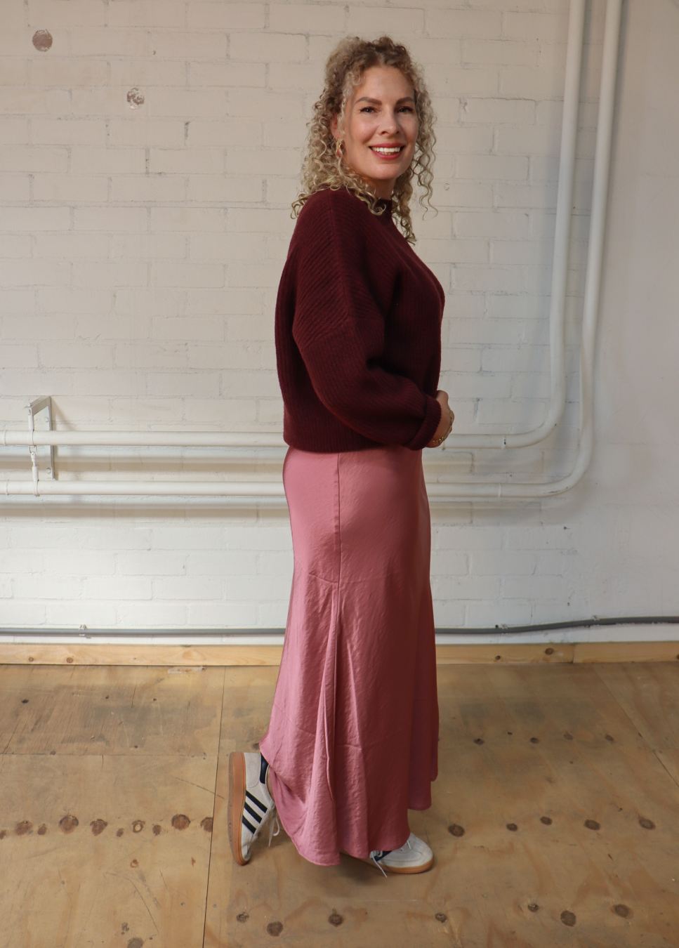 mbym trui met mbym rok maila roze satijn op model staand zijkant