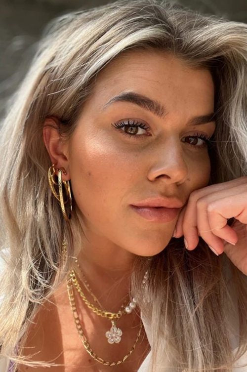 Wij verkopen gouden oorbellen, armbanden, kettingen en ringen. Combineer je V-hals T-shirt met een mooie ketting of creëer een earparty met studs en hoops. Shop gold plated sieraden online bij Boetiek Aniek.