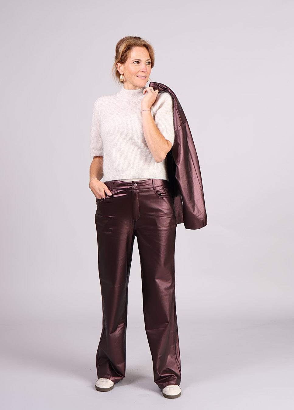 Studio Amaya Harper broek glanzend bruin voorkant model met beige top en jasje
