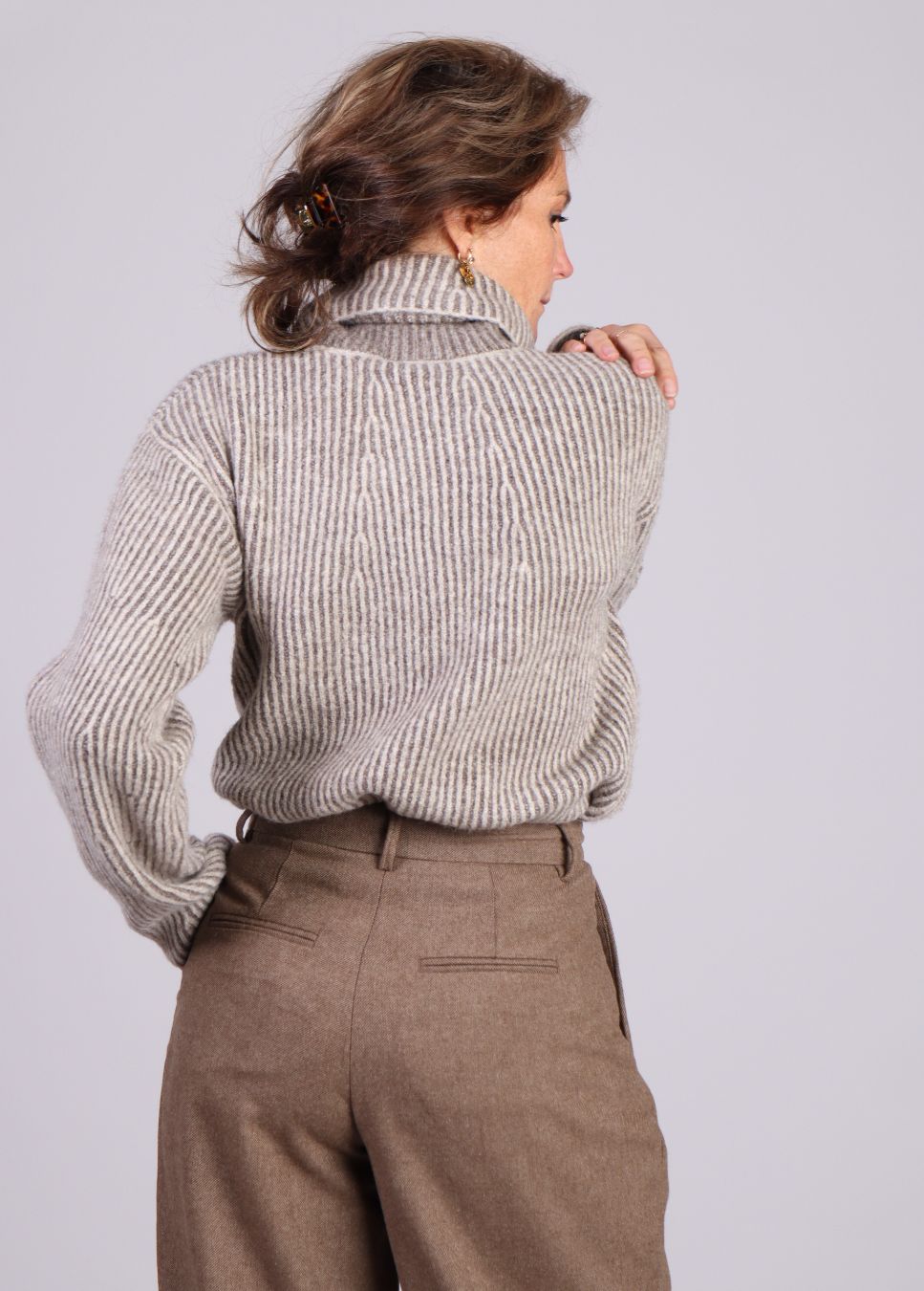 Achterkant taupe kemina dames trui mbym op model