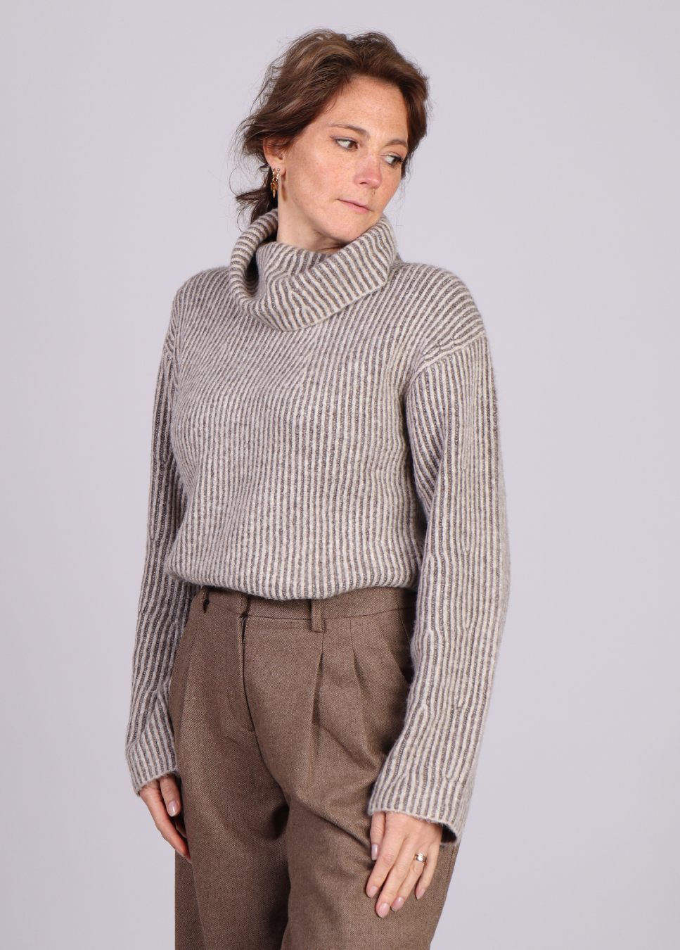taupe gebreide dames trui mbym kemina op model