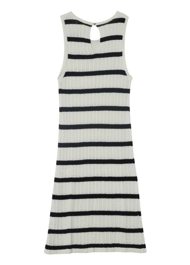 Perfect voor de zomer, deze zwart wit gestreepte jurk Mousse van het merk Grace & Mila. De korte mouwloze gestreepte jurk heeft een ronde hals, een knoopsluiting aan de achterkant en valt aangesloten. Shop de nieuwe collectie dames jurken, gehaakte jurken, korte zomerjurken, gestreepte jurken bij Boetiek Aniek.