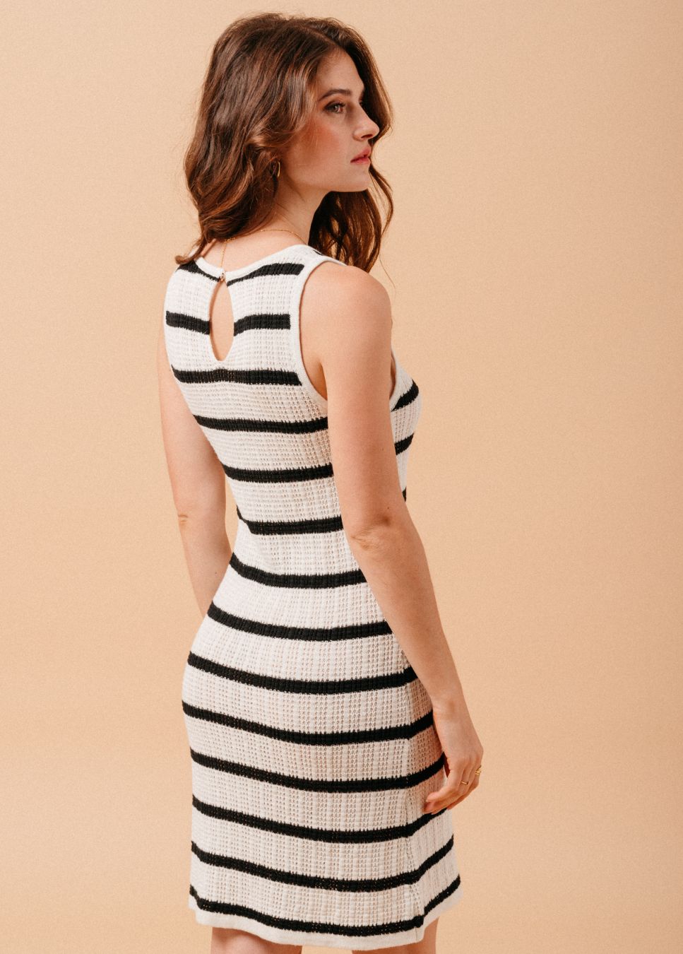 Perfect voor de zomer, deze zwart wit gestreepte jurk Mousse van het merk Grace & Mila. De korte mouwloze gestreepte jurk heeft een ronde hals, een knoopsluiting aan de achterkant en valt aangesloten. Shop de nieuwe collectie dames jurken, gehaakte jurken, korte zomerjurken, gestreepte jurken bij Boetiek Aniek.