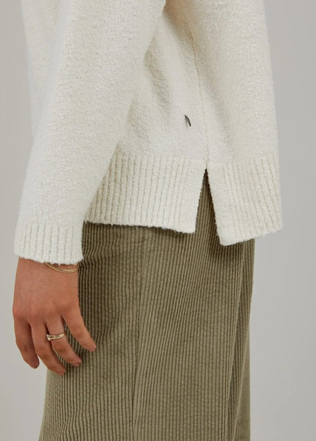 Stijlvol en comfy, deze boucle trui van Coster Copenhagen. De witte trui heeft een opstaande kraag, lange mouwen en ribdetails bij de hals. De zachte trui is gemaakt van duurzame materialen. Shop de nieuwe collectie dames truien, witte truien, gebreide truien, boucle truien van Coster Copenhagen bij Boetiek Aniek.
