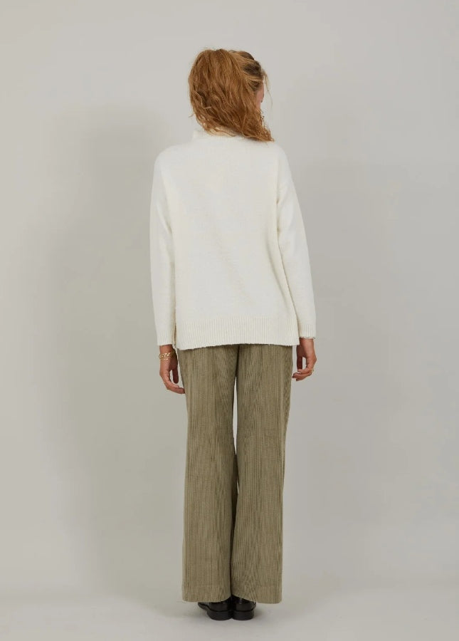 Stijlvol en comfy, deze boucle trui van Coster Copenhagen. De witte trui heeft een opstaande kraag, lange mouwen en ribdetails bij de hals. De zachte trui is gemaakt van duurzame materialen. Shop de nieuwe collectie dames truien, witte truien, gebreide truien, boucle truien van Coster Copenhagen bij Boetiek Aniek.