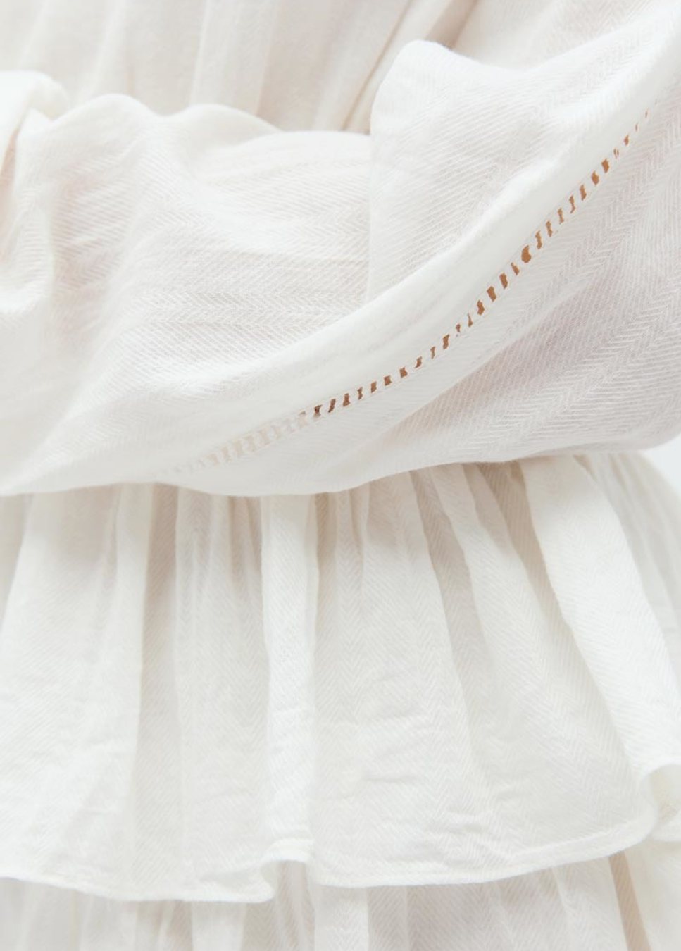 Shop de nieuwe collectie zomerjurken, mbyM jurken, off white jurken bij Boetiek Aniek. Heerlijk zomers deze off white jurk Faina van mbyM. De geweven off white jurk met smock details in de taille, heeft lange mouwen met opengewerkte details en elastische mouwzoomen. De off white zomerjurk heeft een v-hals.