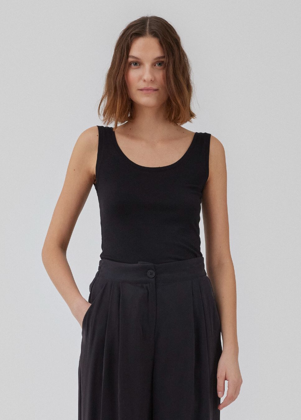 Zwarte top Hima I Zwarte aansluitende basic top Hima van het merk Modstrom. De top met stretch heeft brede bandjes en een diepe ronde hals gemaakt in gerecyclede kwaliteit. De zwarte top heeft een strak silhouet. Shop de nieuwe collectie dames tops, basic dames tops, Modstrom tops, zwarte basic hemdjes bij Boetiek Aniek.