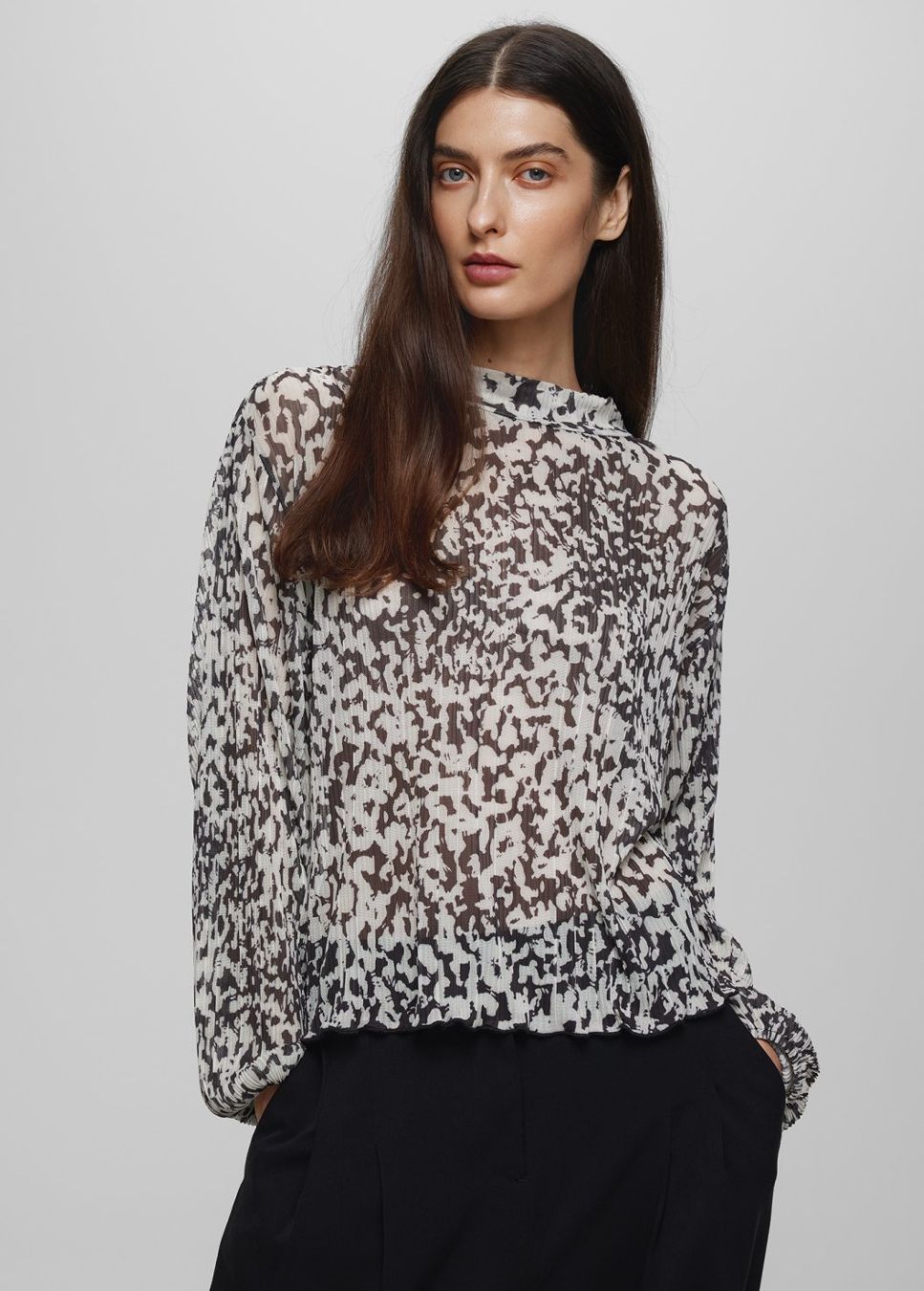 Zwart beige print MSCH Copenhagen blouse naime irida op model
