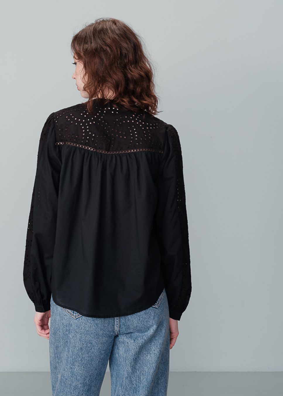 Mooie zwarte broderie blouse Nolisa van het merk Grace & Mila. De zwarte blouse heeft een ronde hals, lange pofmouwen en broderie details op de voorkant en de mouwen. Voeg met deze zwarte broderie blouse een vleugje romantiek en elegantie toe aan je dagelijkse outfits! Shop zwarte broderie blouses bij Boetiek Aniek.