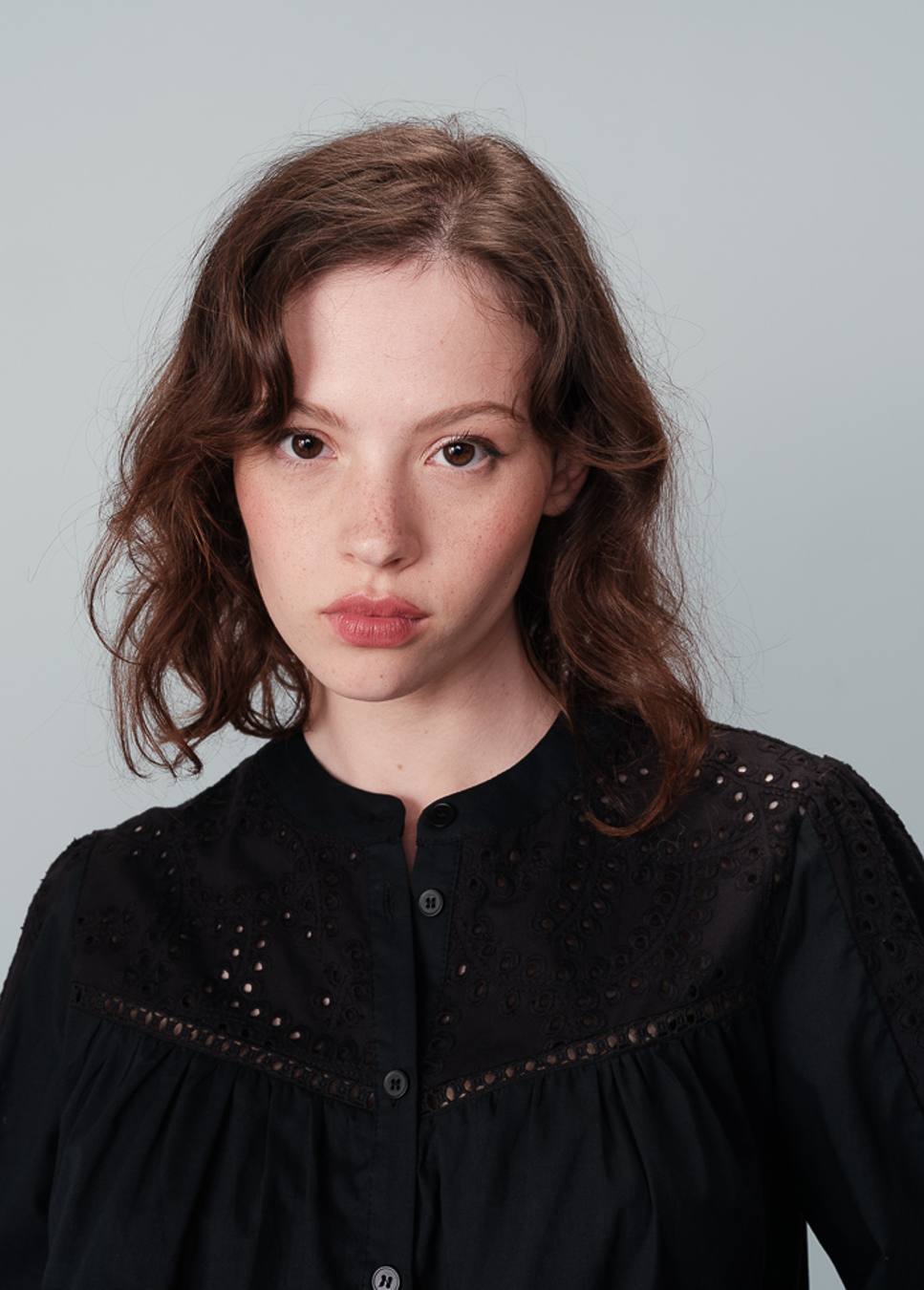 Mooie zwarte broderie blouse Nolisa van het merk Grace & Mila. De zwarte blouse heeft een ronde hals, lange pofmouwen en broderie details op de voorkant en de mouwen. Voeg met deze zwarte broderie blouse een vleugje romantiek en elegantie toe aan je dagelijkse outfits! Shop zwarte broderie blouses bij Boetiek Aniek.