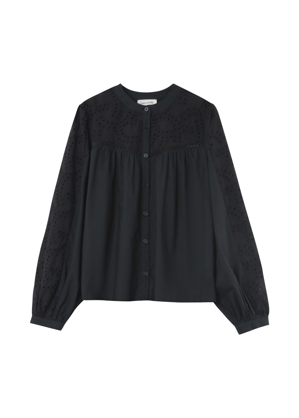 Mooie zwarte broderie blouse Nolisa van het merk Grace & Mila. De zwarte blouse heeft een ronde hals, lange pofmouwen en broderie details op de voorkant en de mouwen. Voeg met deze zwarte broderie blouse een vleugje romantiek en elegantie toe aan je dagelijkse outfits! Shop zwarte broderie blouses bij Boetiek Aniek.