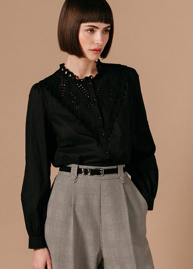 Zwarte broderie blouse Liege Grace & Mila I Zwarte broderie blouse van het merk Grace & Mila. De Liege blouse heeft een ronde hals en geborduurde (broderie) details op de voorkant en de halslijn. Shop de nieuwe collectie dames blouses, zwarte blouses, broderie blouses, blouses van Grace & Mila online bij Boetiek Aniek.