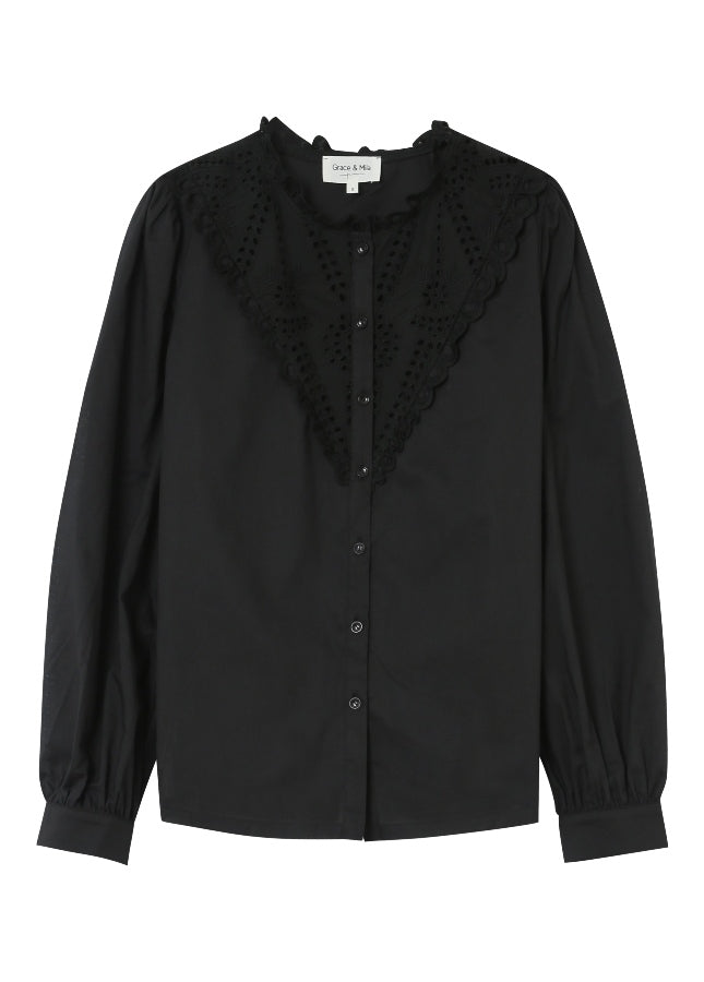 Zwarte broderie blouse Liege Grace & Mila I Zwarte broderie blouse van het merk Grace & Mila. De Liege blouse heeft een ronde hals en geborduurde (broderie) details op de voorkant en de halslijn. Shop de nieuwe collectie dames blouses, zwarte blouses, broderie blouses, blouses van Grace & Mila online bij Boetiek Aniek.