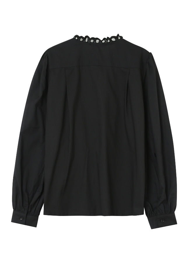 Zwarte broderie blouse Liege Grace & Mila I Zwarte broderie blouse van het merk Grace & Mila. De Liege blouse heeft een ronde hals en geborduurde (broderie) details op de voorkant en de halslijn. Shop de nieuwe collectie dames blouses, zwarte blouses, broderie blouses, blouses van Grace & Mila online bij Boetiek Aniek.