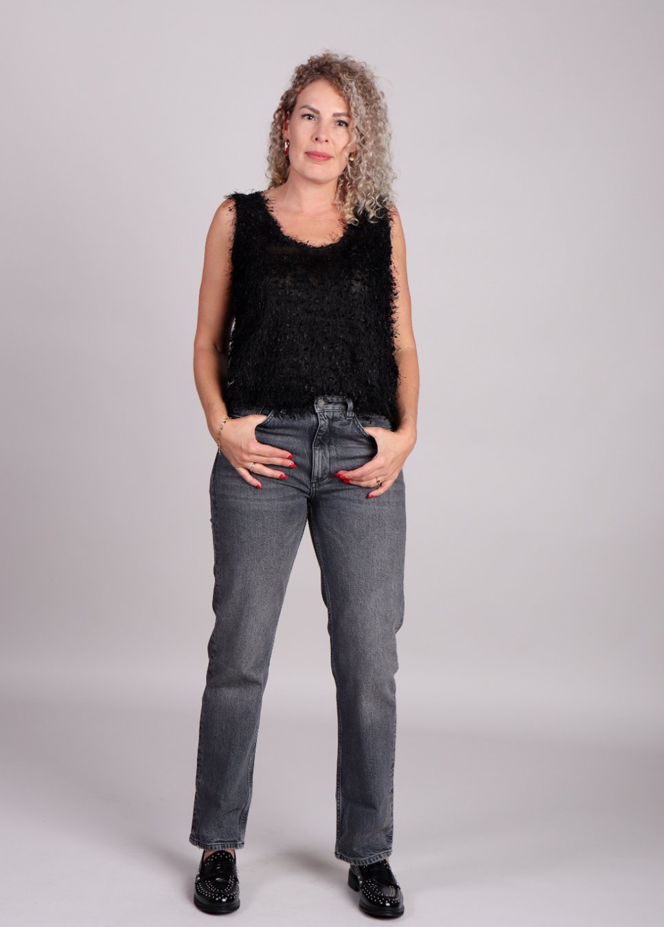 Fluffy zwarte mbym top dames meline op model met grijze jeans