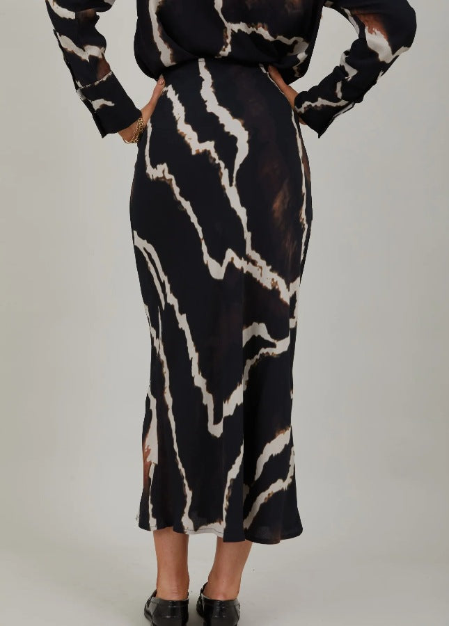Mooie zwarte lange rok met print van het merk Coster Copenhagen. De zwarte print rok heeft een elastische tailleband en valt strak om de heupen. Combineer de lange rok met een witte of zwarte effen trui. Shop de nieuwe collectie dames rokken, lange rokken, zwarte rokken, print rokken, Coster Copenhagen rokken online.