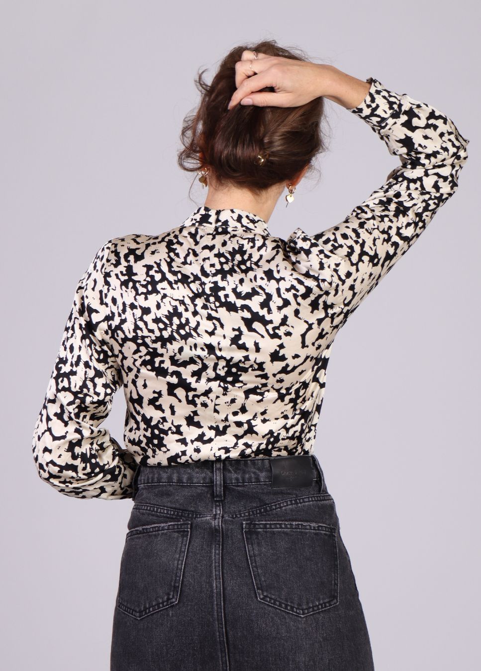 Achterkant model zwarte print MSCH Copehagen blouse dames