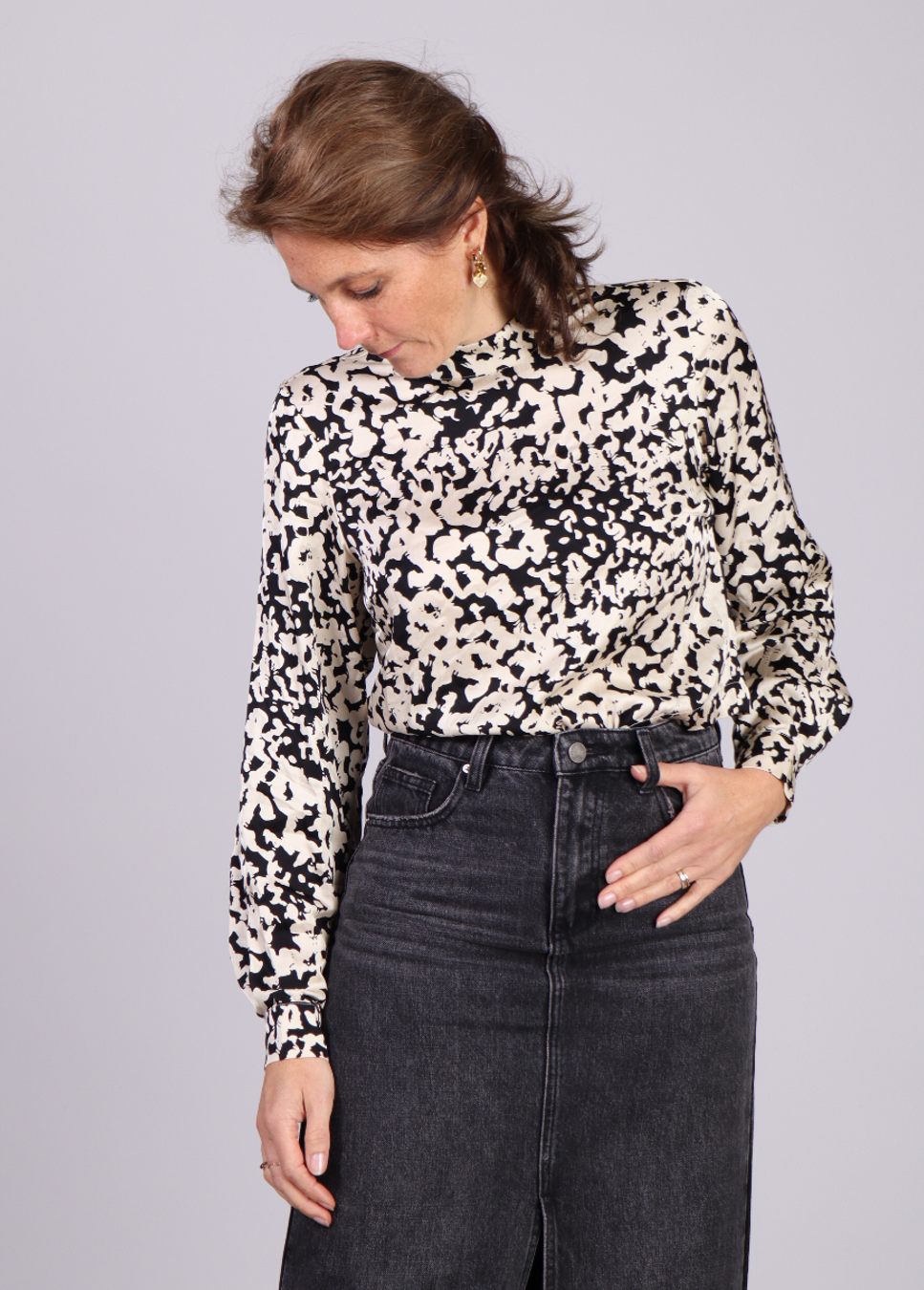 Naime irida dames blouse MSCH Copenhagen zwart met print vop model