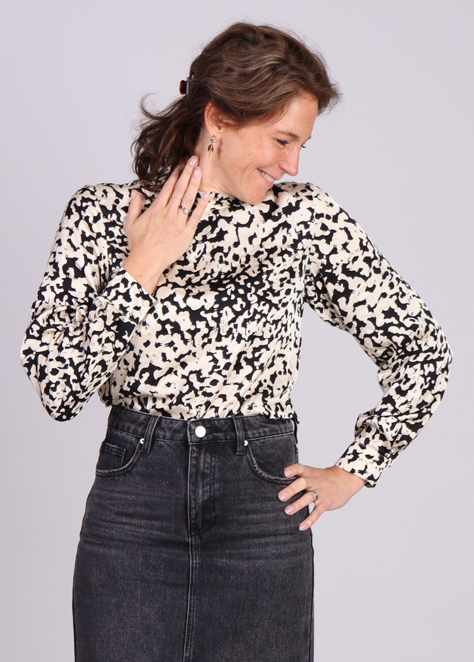 Zwarte print dames blouse Naime irida MSCH Copenhagen op model voorkant