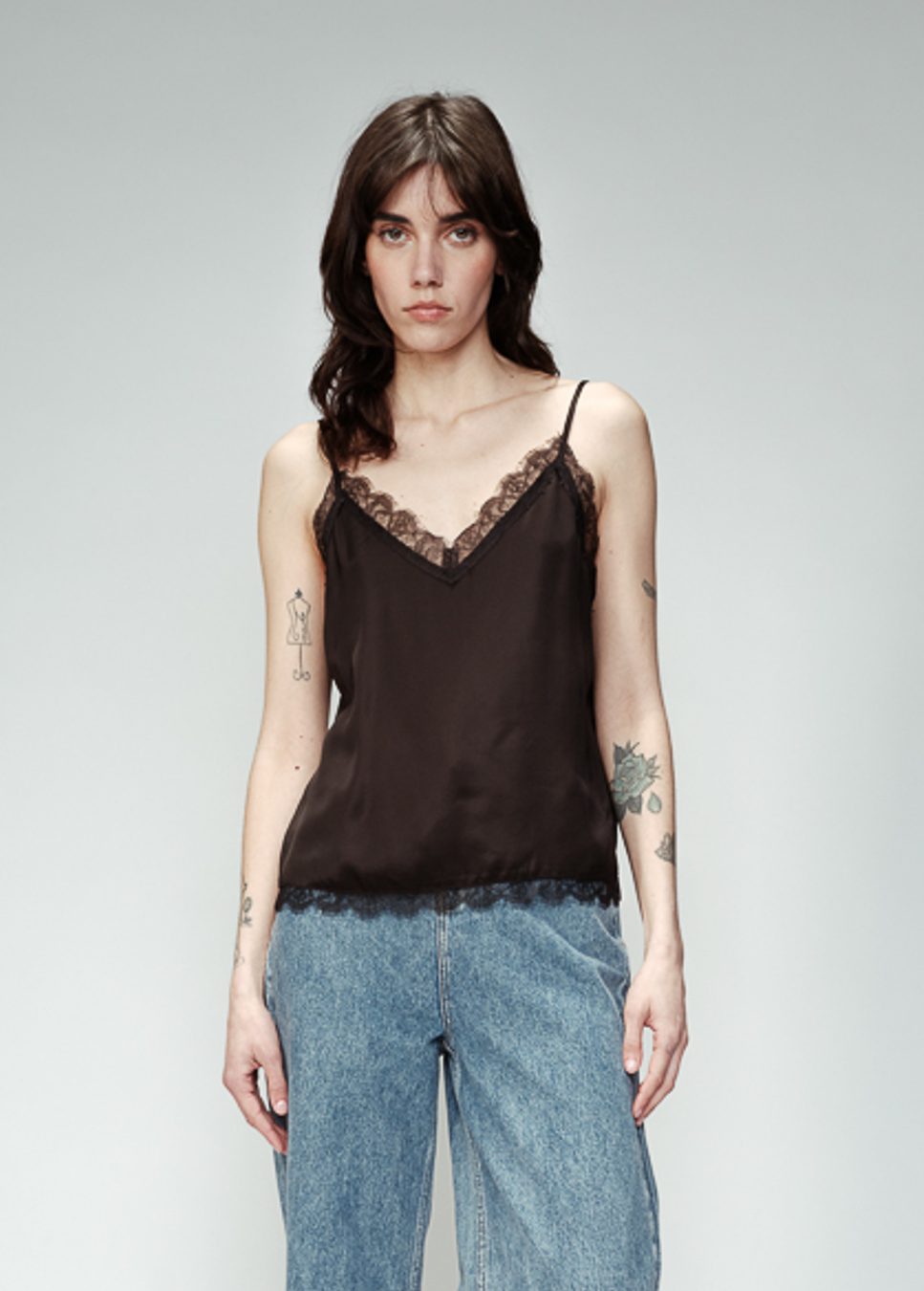 Zwarte spagetti top met kant Ombre Grace & Mila op model voorkant