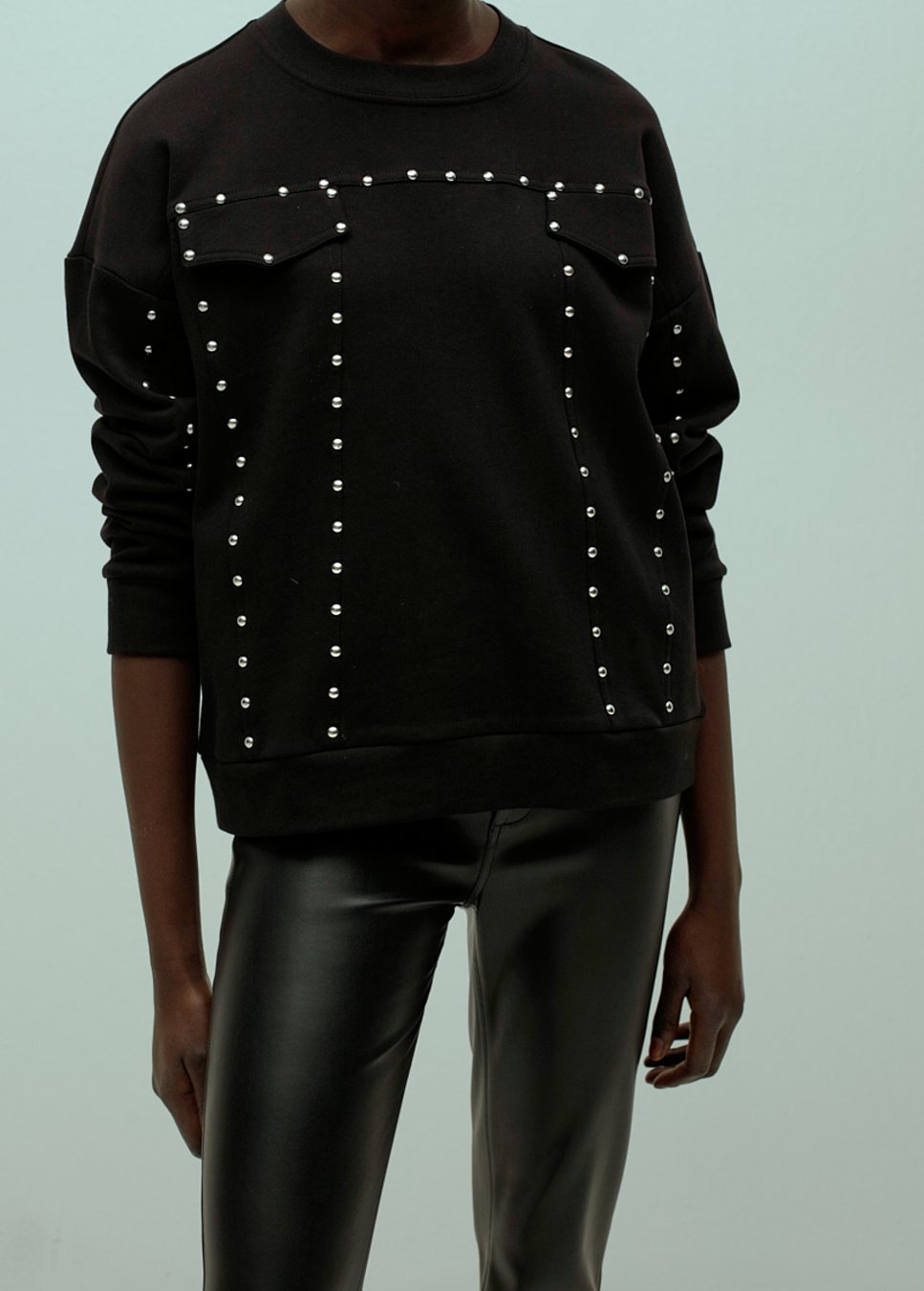 De straight jeans Sarah is er dit seizoen in een vegan leather uitvoering. Deze zwarte vegan leather straight jeans van Homage heeft een hoge tailleband en een rechte pijp. Combineer de zwarte vegan leather jeans met de zwarte sweater met studs van Homage. Shop de nieuwe collectie dames jeans, vegan leather jeans.