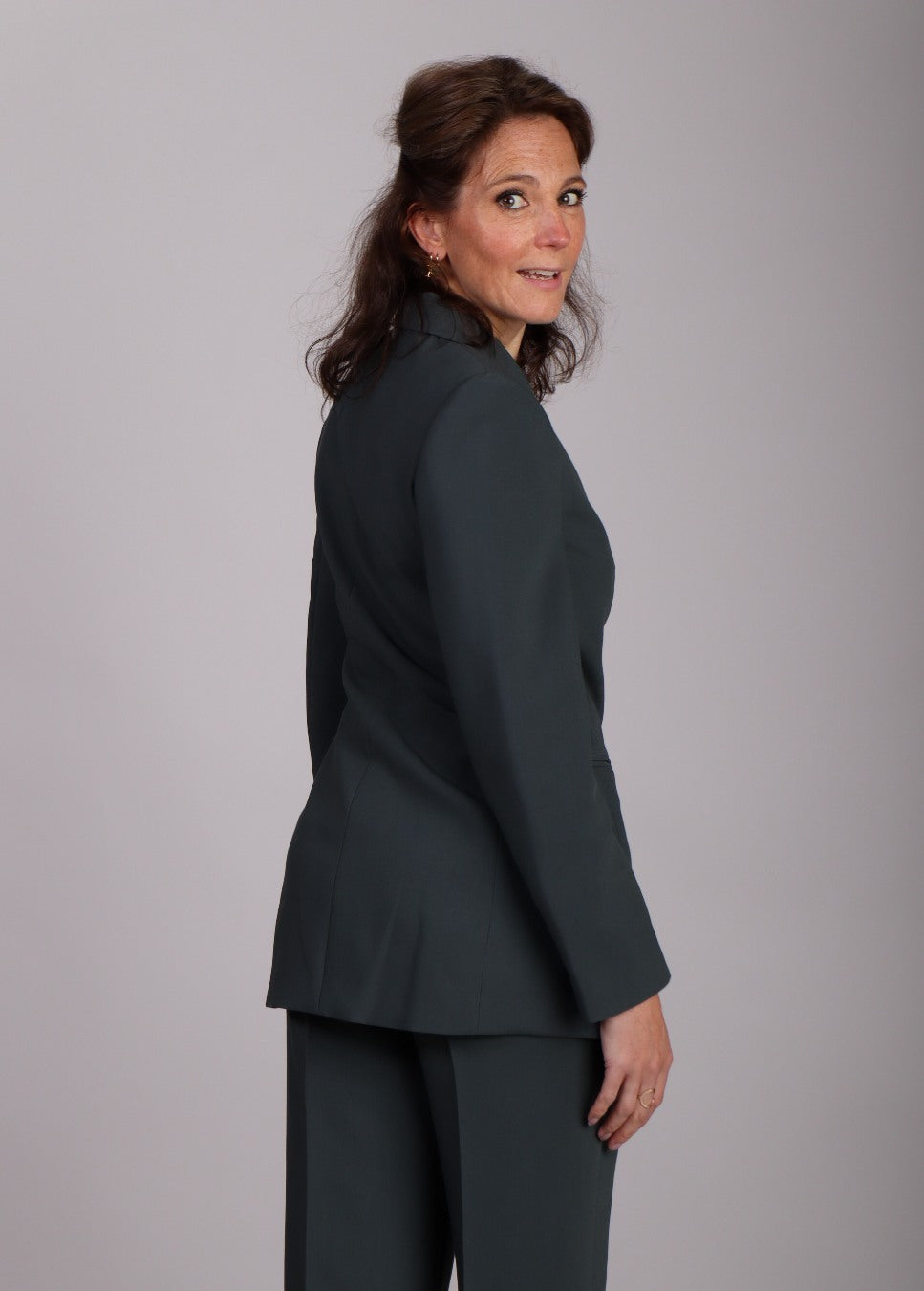 Modstrom groene gale blazer op model zijkant achterkant