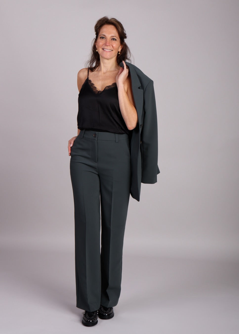 Modstrom dames blazer gale groen op model staand hangend