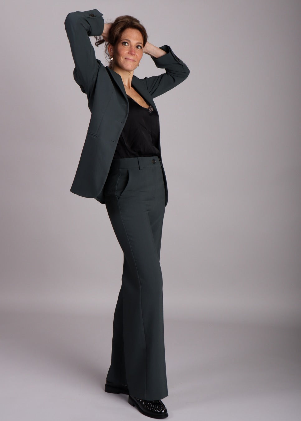 Groene gale blazer modstrom op model open staand
