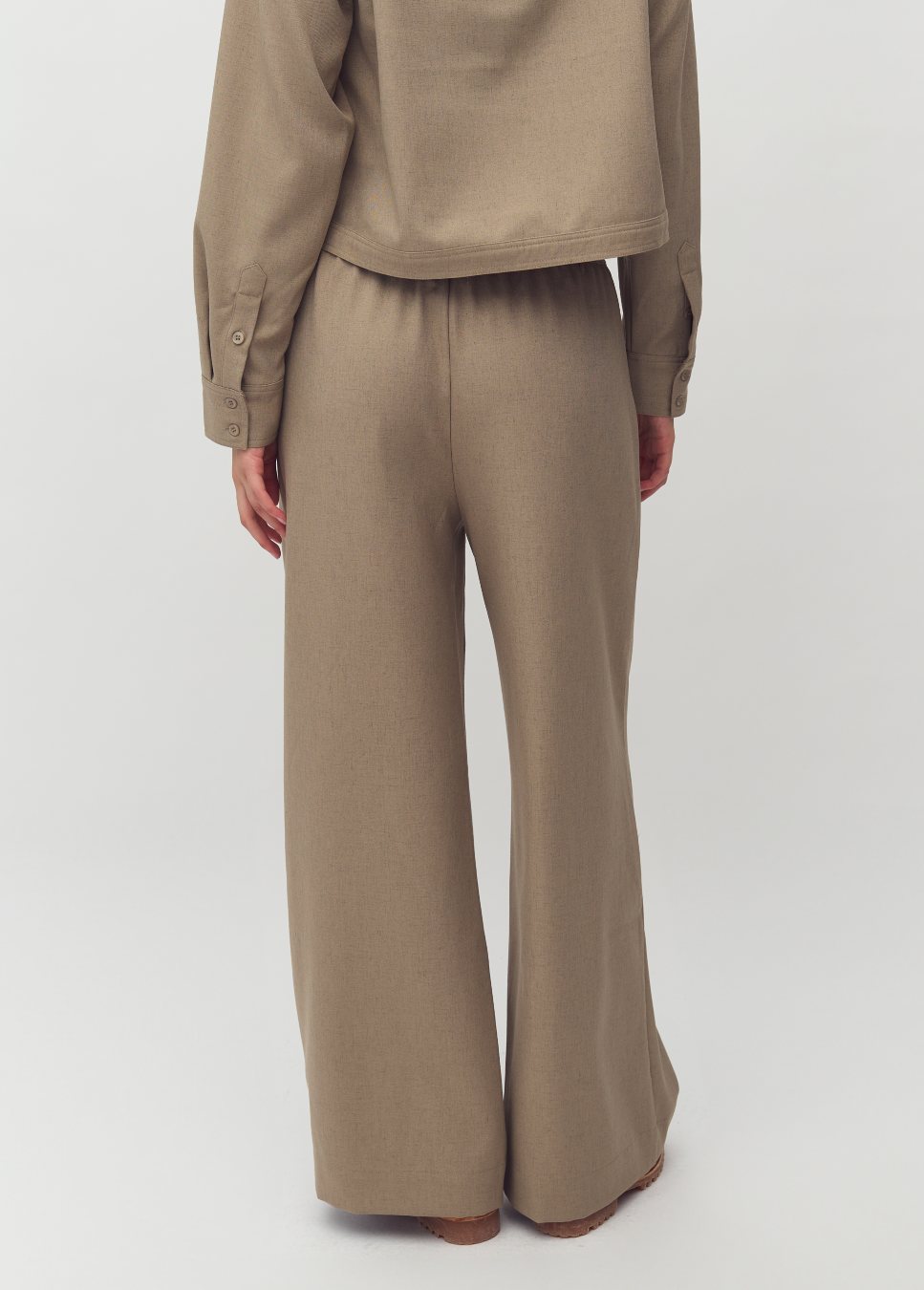 Achterkant van de beige mbyM Christoff M broek linnen op model