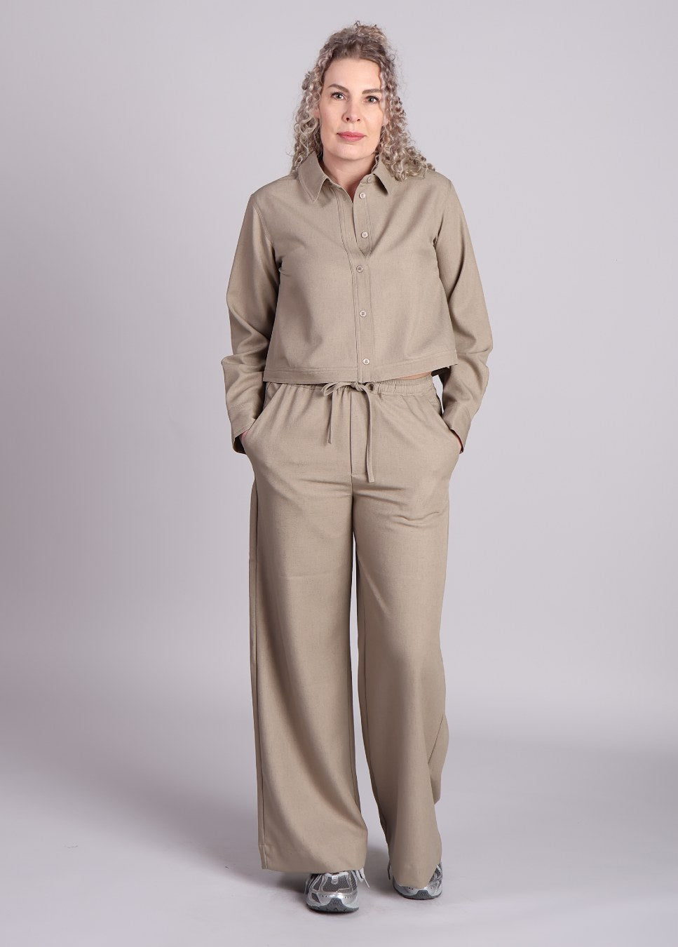 mbyM Christoff M broek linnen stof, trekkoord beige van kleur met bijpassende blouse op model staand.