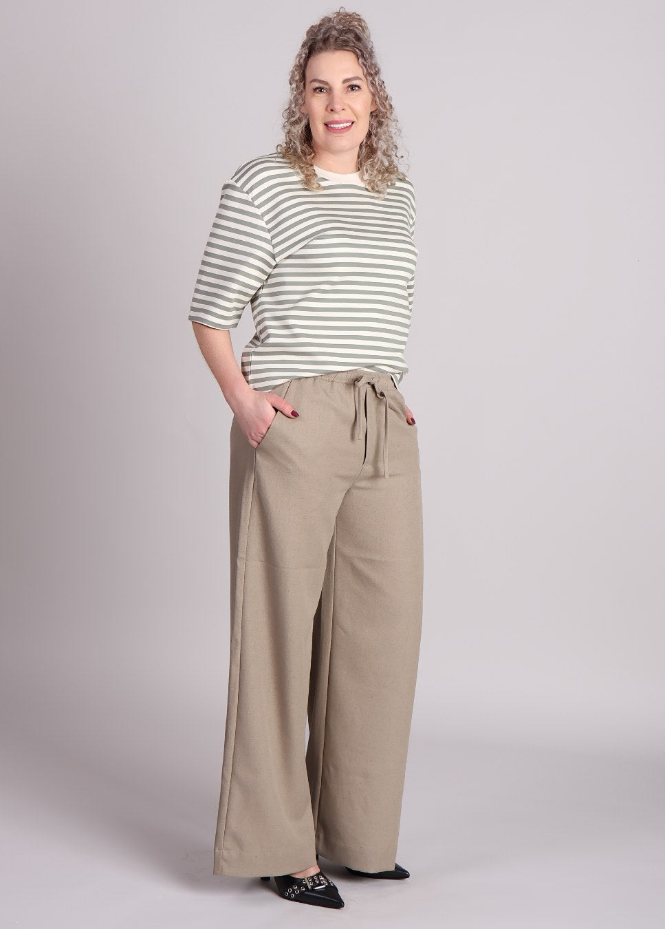 mbyM linnen broek christoff M beige van kleur op model met bijpassend shirt
