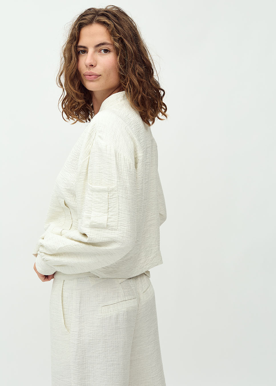 mbyM Dagma-M broek met structuur off white achterkant model zijkant