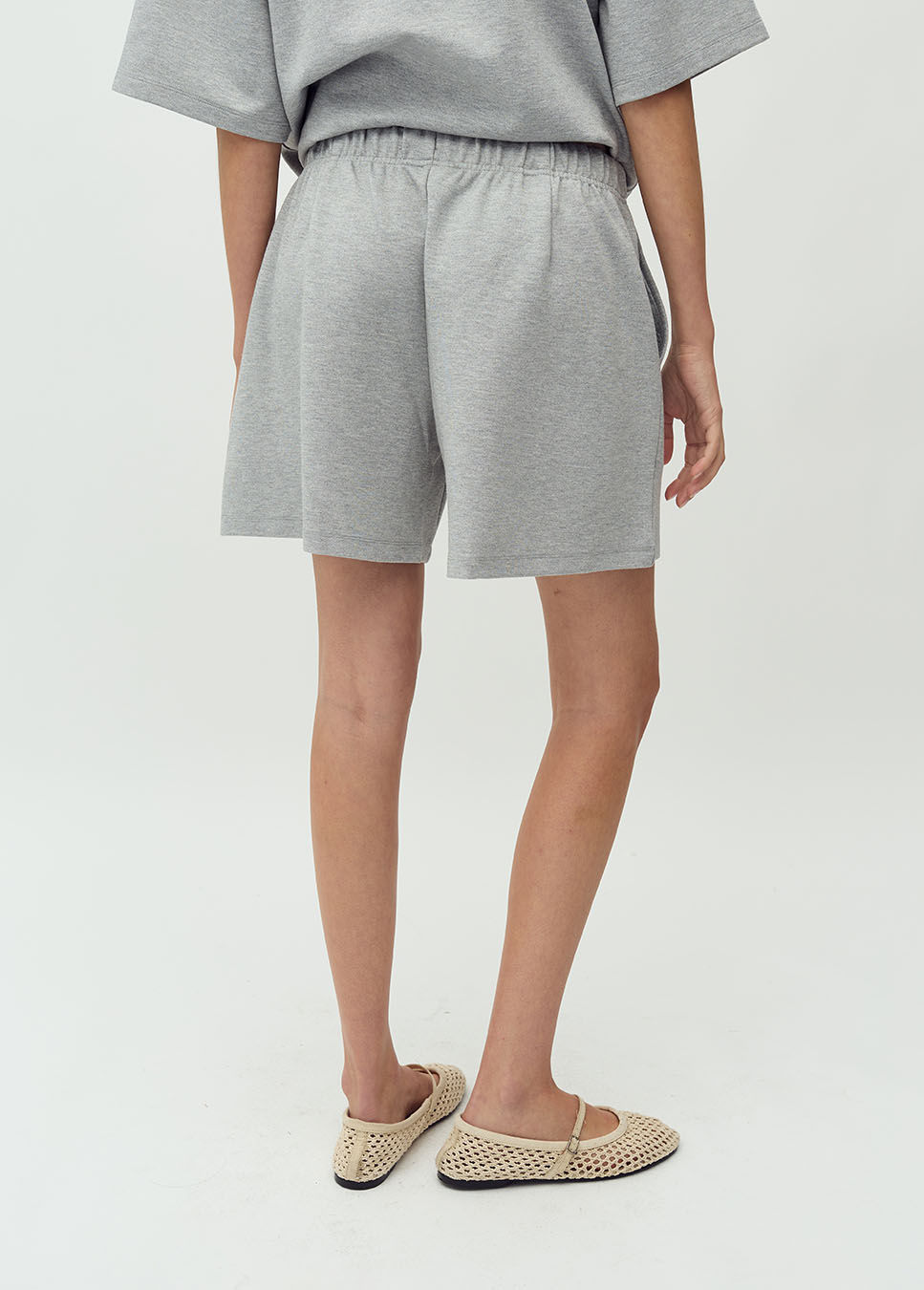 mbyM Jaxi-M short sweat kort grijs achterkant op model