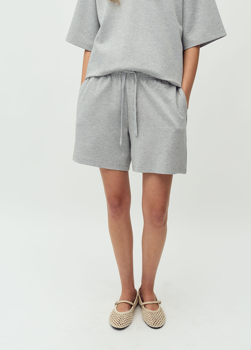mbyM Jaxi-M short sweat kort grijs voorkant model