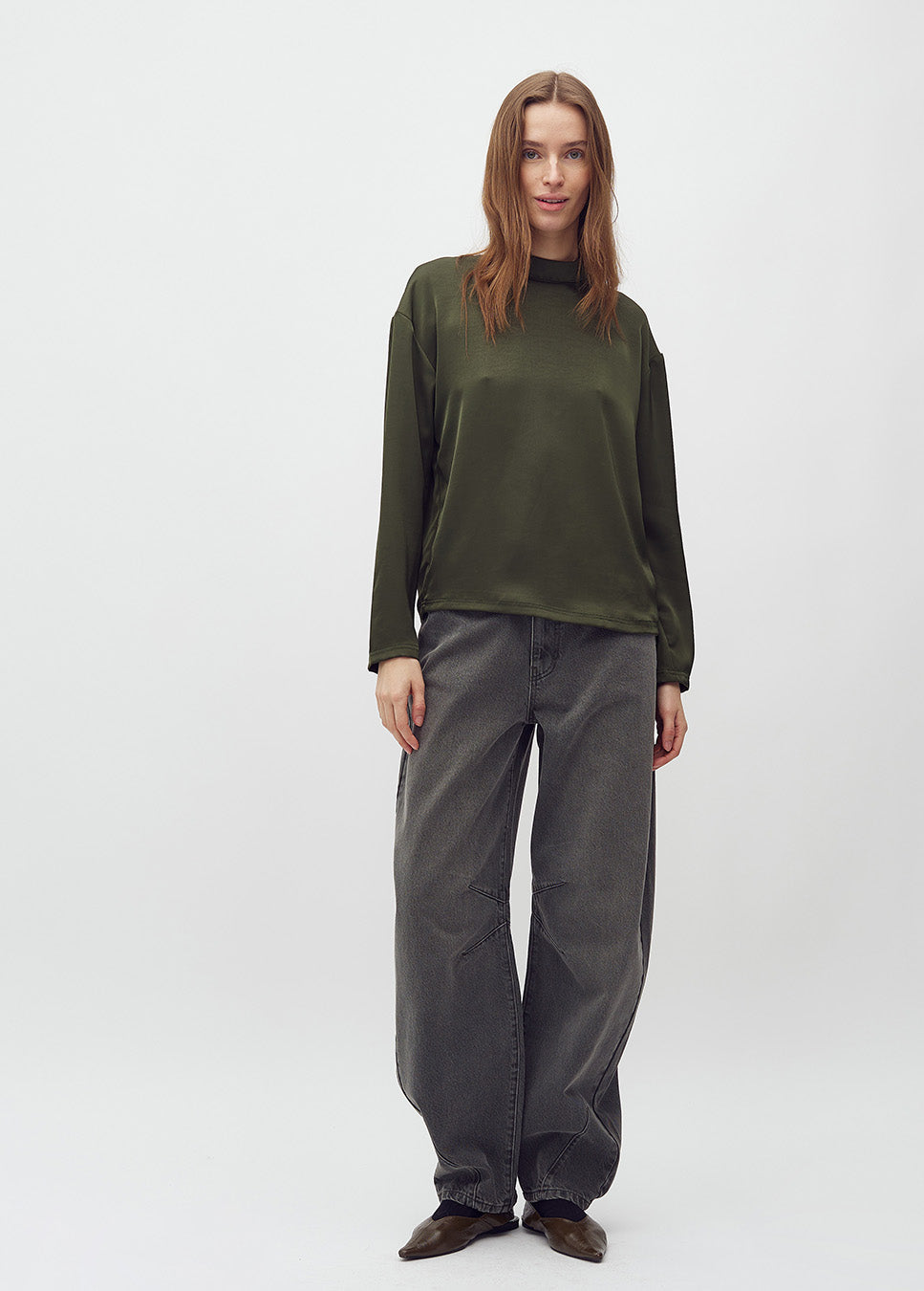 mbyM Linea Short LS-M blouse satijn donker groen voorkant model met donkergrijze jeans