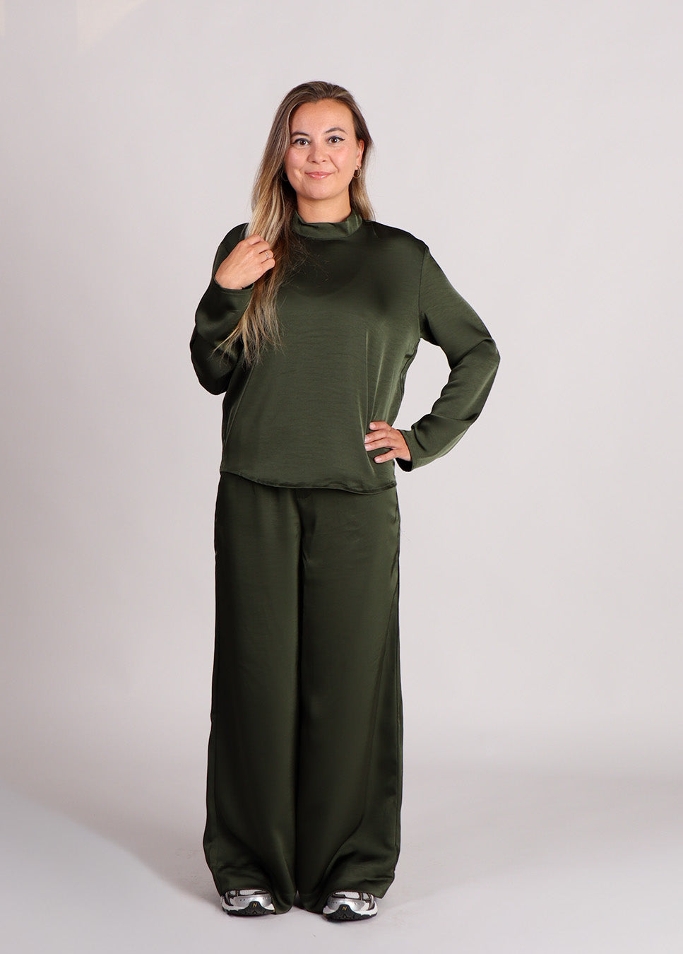 mbyM Linea Short LS-M blouse satijn donker groen voorkant model met groene broek mbym