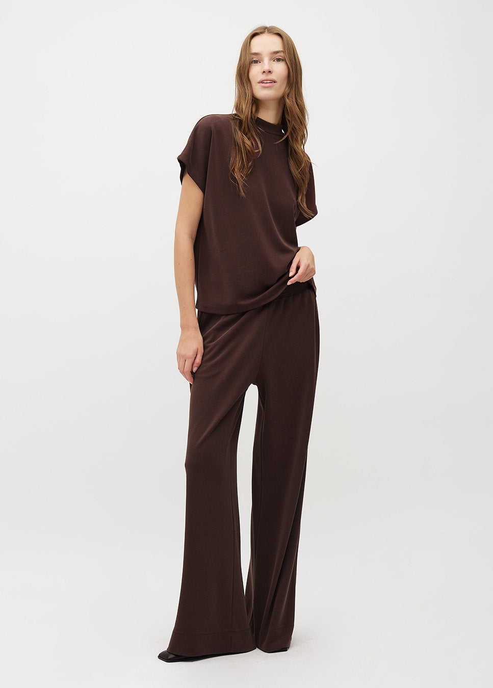 mbyM Linea Short-M top bruin Bosko Luxe voorkant model met bruine bijpassende broek