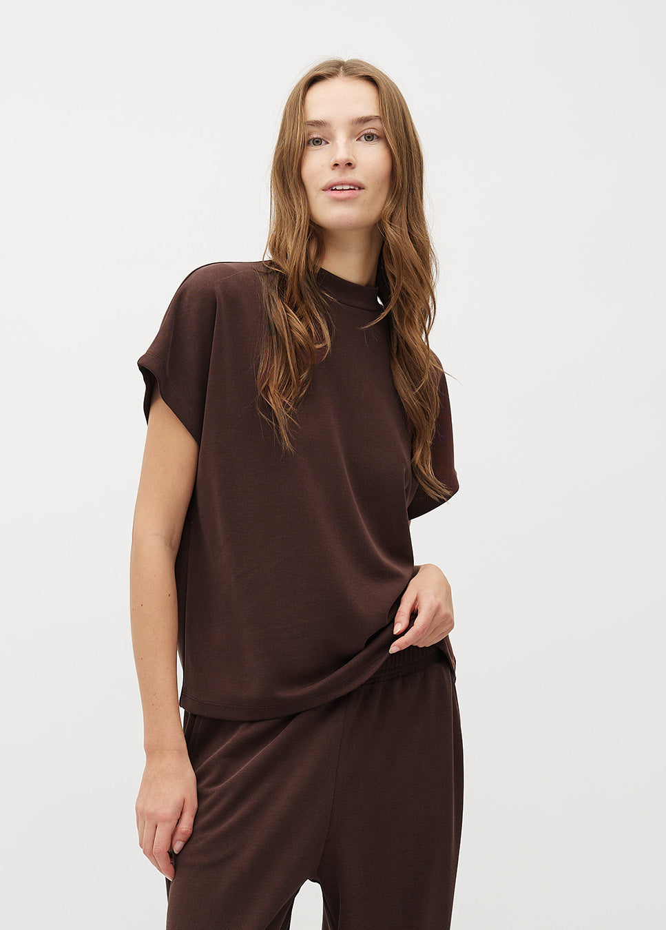 mbyM Linea Short-M top bruin Bosko Luxe voorkant model