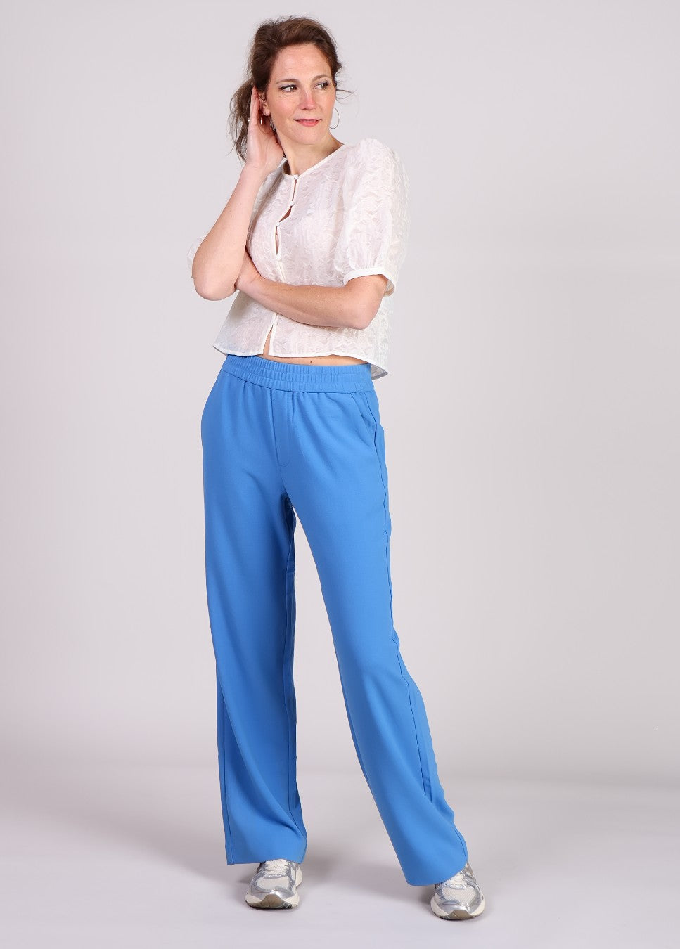 mbyM broek phillipa-M blauw met elastische tailleband op model wegkijkend.