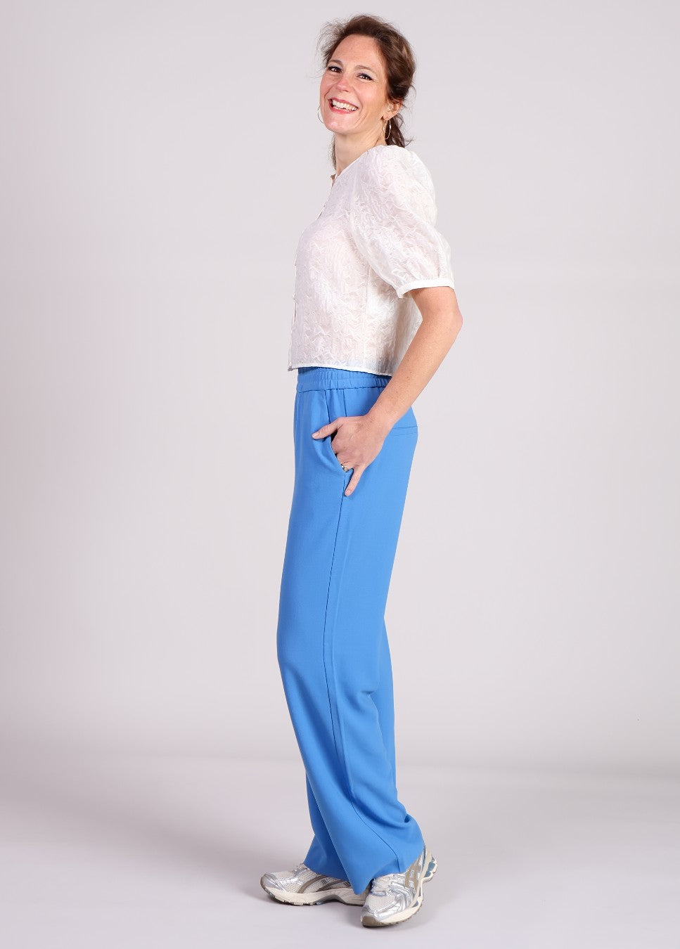 blauwe phillipa-M mbym broek met elastische tailleband op model zijkant