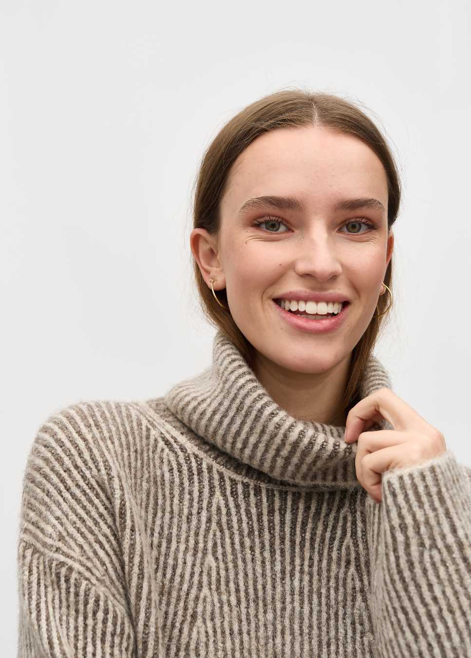 Taupe gebreide coltrui Kemina mbyM op model detail