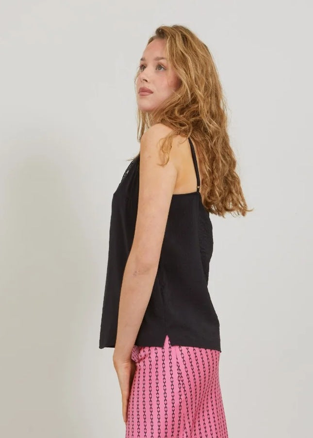 Zwarte kanten top Luna I Een essentiele basic in jouw garderobe, deze zwarte spaghettitop Luna met kant. De zwarte top met V-hals heeft vertelbare bandjes, kanten details bij de hals, kleine splitjes aan de zijkant. Shop de nieuwe collectie dames tops, kanten tops, hemdjes met kant, zwarte spaghettiband tops.