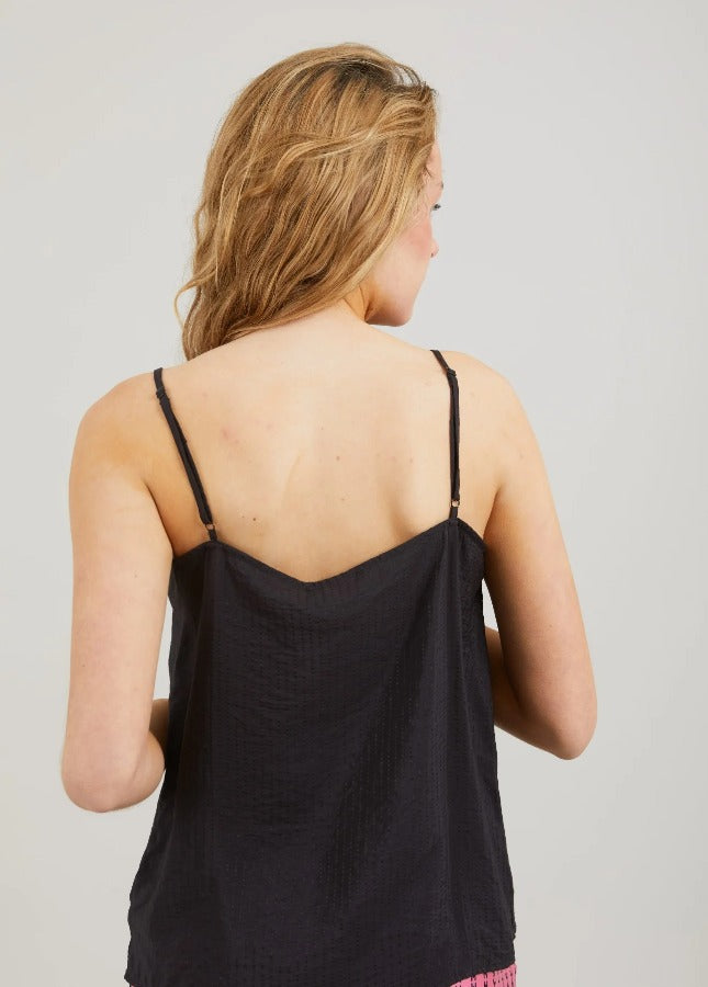 Zwarte kanten top Luna I Een essentiele basic in jouw garderobe, deze zwarte spaghettitop Luna met kant. De zwarte top met V-hals heeft vertelbare bandjes, kanten details bij de hals, kleine splitjes aan de zijkant. Shop de nieuwe collectie dames tops, kanten tops, hemdjes met kant, zwarte spaghettiband tops.