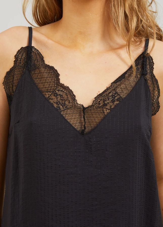 Zwarte kanten top Luna I Een essentiele basic in jouw garderobe, deze zwarte spaghettitop Luna met kant. De zwarte top met V-hals heeft vertelbare bandjes, kanten details bij de hals, kleine splitjes aan de zijkant. Shop de nieuwe collectie dames tops, kanten tops, hemdjes met kant, zwarte spaghettiband tops.
