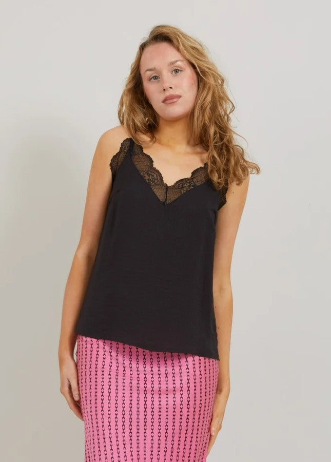 Zwarte kanten top Luna I Een essentiele basic in jouw garderobe, deze zwarte spaghettitop Luna met kant. De zwarte top met V-hals heeft vertelbare bandjes, kanten details bij de hals, kleine splitjes aan de zijkant. Shop de nieuwe collectie dames tops, kanten tops, hemdjes met kant, zwarte spaghettiband tops.