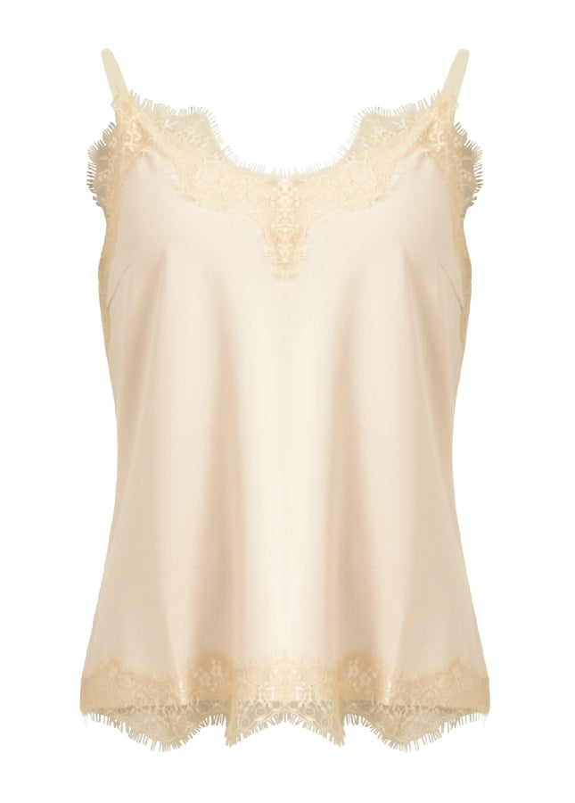 Online dames Fashion Boetiek Aniek I Mooie nude lace top van het merk CC Heart. De lace top is een strak en elegant hemdje met een zachte V-hals en verstelbare spaghettibandjes.De top is voorzien van kanten details en heeft een relaxte pasvorm. Shop mooie basic tops en hemdjes met kant in de kleuren zwart, wit en beige