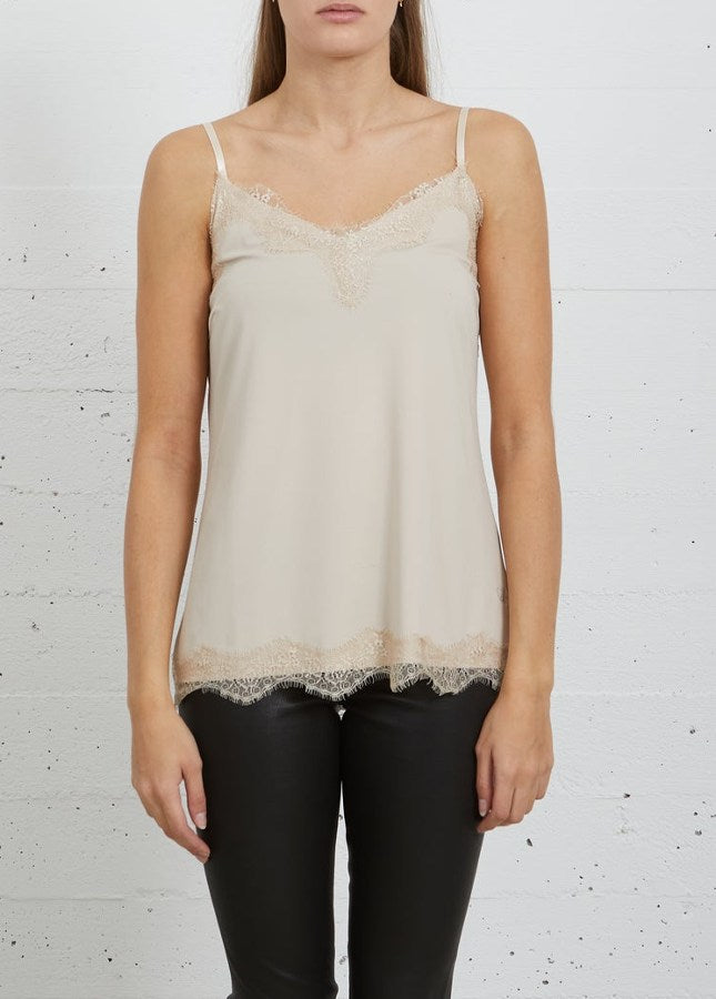 Online dames Fashion Boetiek Aniek I Mooie nude lace top van het merk CC Heart. De lace top is een strak en elegant hemdje met een zachte V-hals en verstelbare spaghettibandjes.De top is voorzien van kanten details en heeft een relaxte pasvorm. Shop mooie basic tops en hemdjes met kant in de kleuren zwart, wit en beige